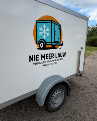 Zijkant van de koelaanhanger van Nie Meer Lauw met logo, van dichtbij