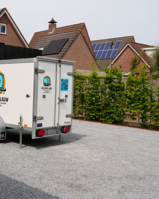 Koelaanhanger van Nie Meer Lauw voor een woning met zonnepanelen