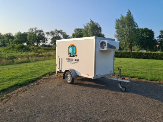 Koelaanhanger van Nie Meer Lauw geparkeerd, klaar voor zakelijke verhuur