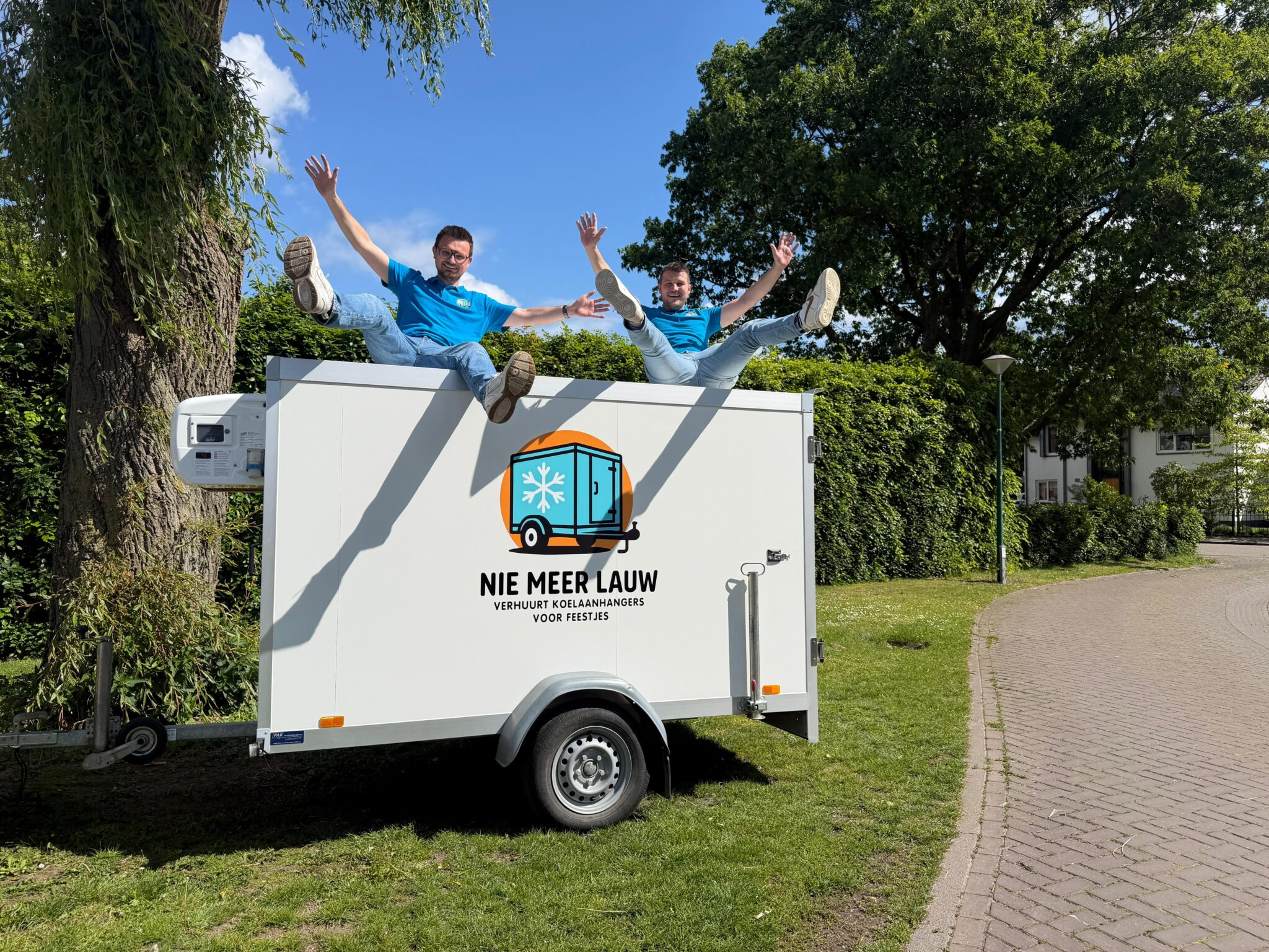Jan en Siem bovenop hun koelaanhanger