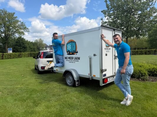 Jan en Siem van Nie Meer Lauw bij hun koelaanhanger
