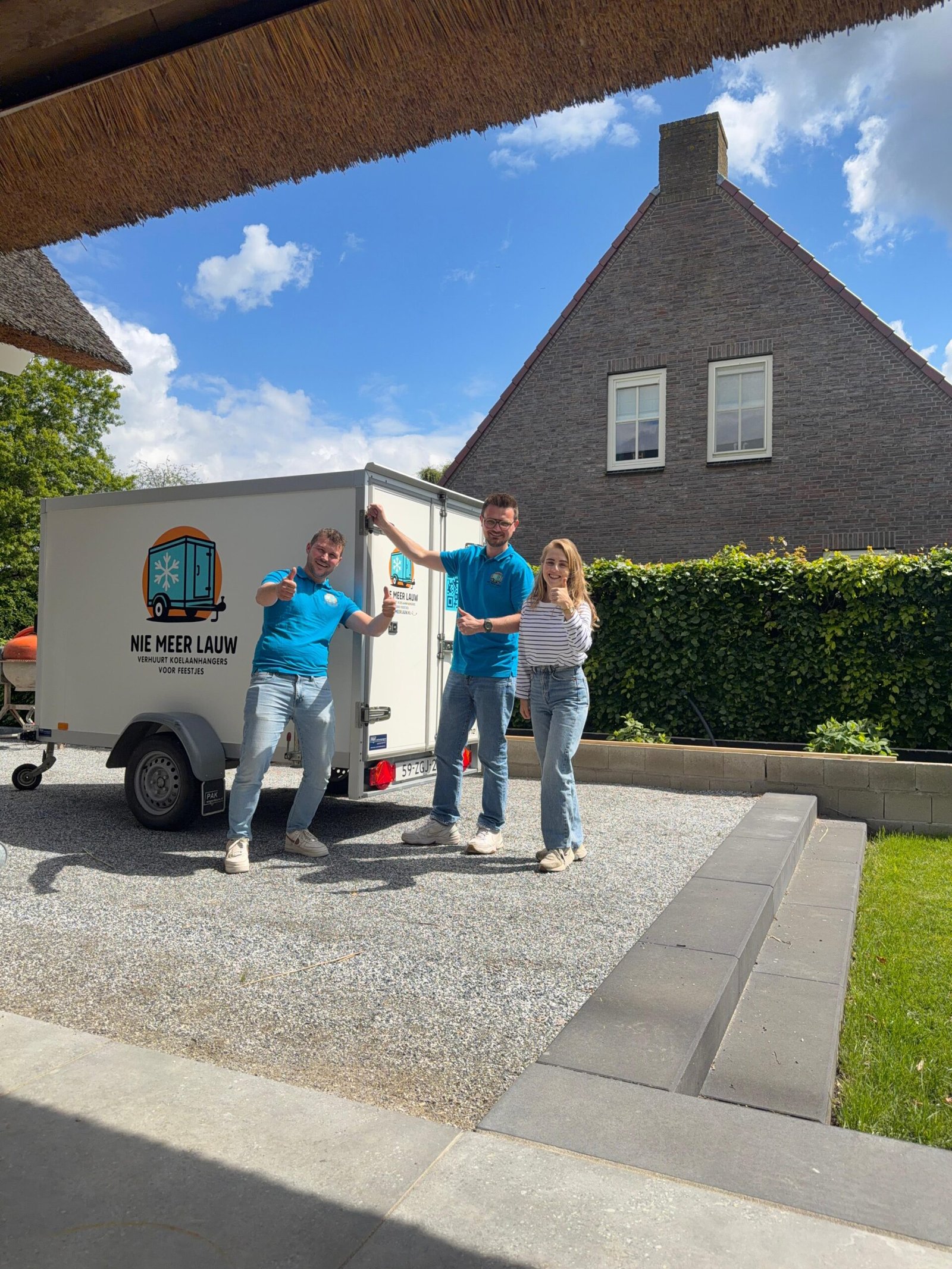 Jan en Siem bij de koelaanhanger